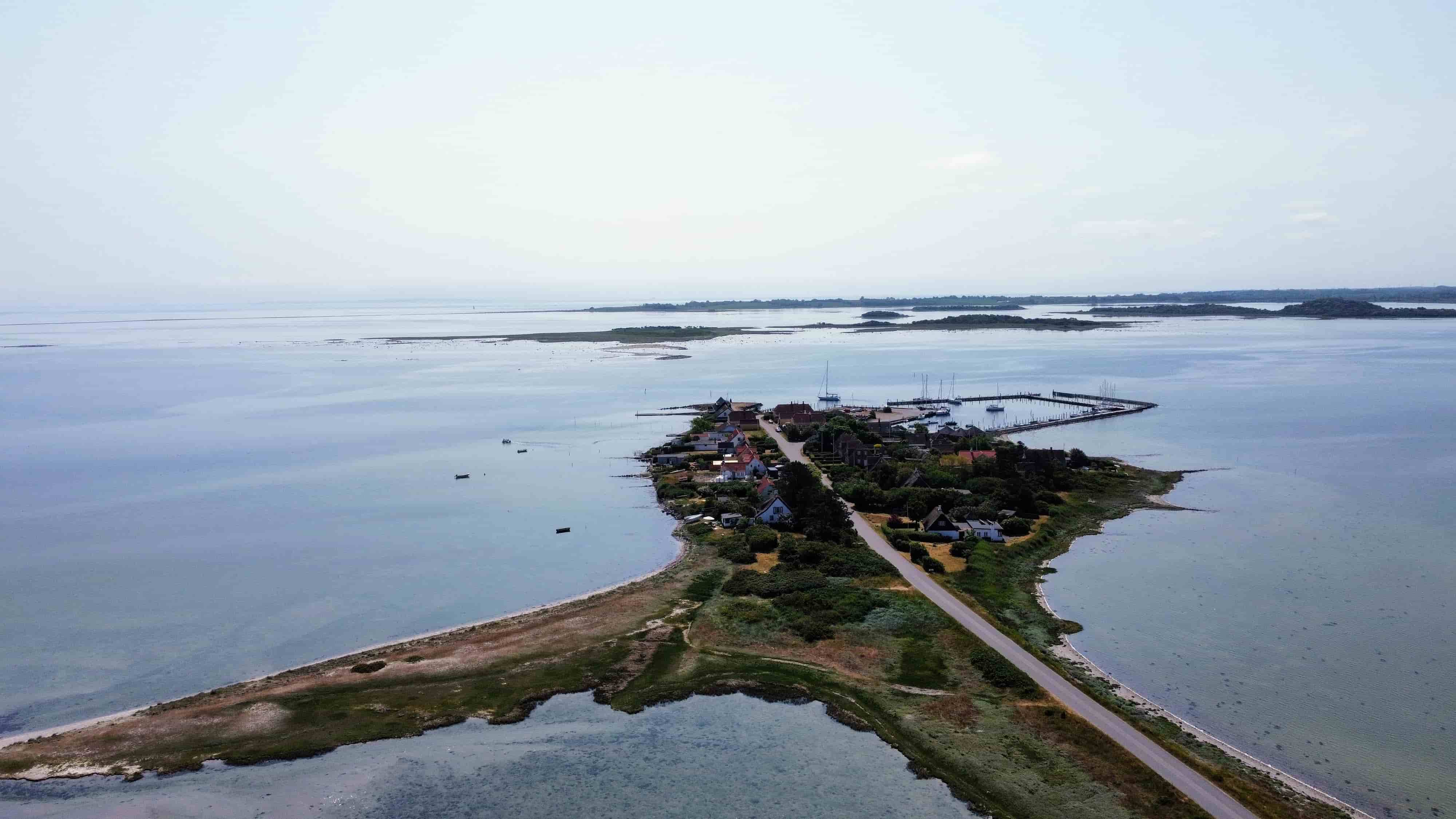 Stavns Fjord set fra luften — holmene der beskyttede vikingernes flådebase