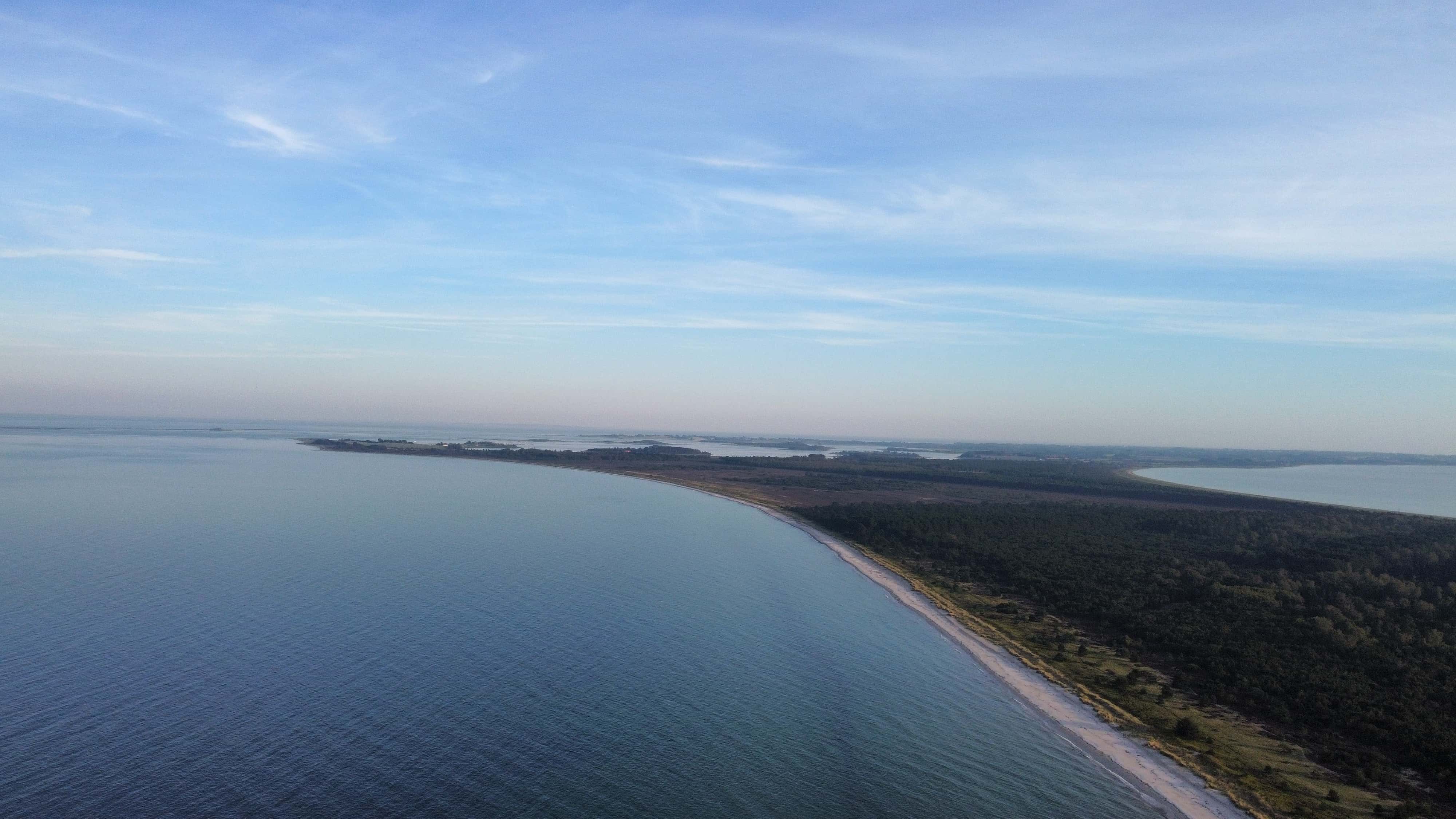Samsøs kystlinje set fra drone — der hvor bakker, strand og hav mødes