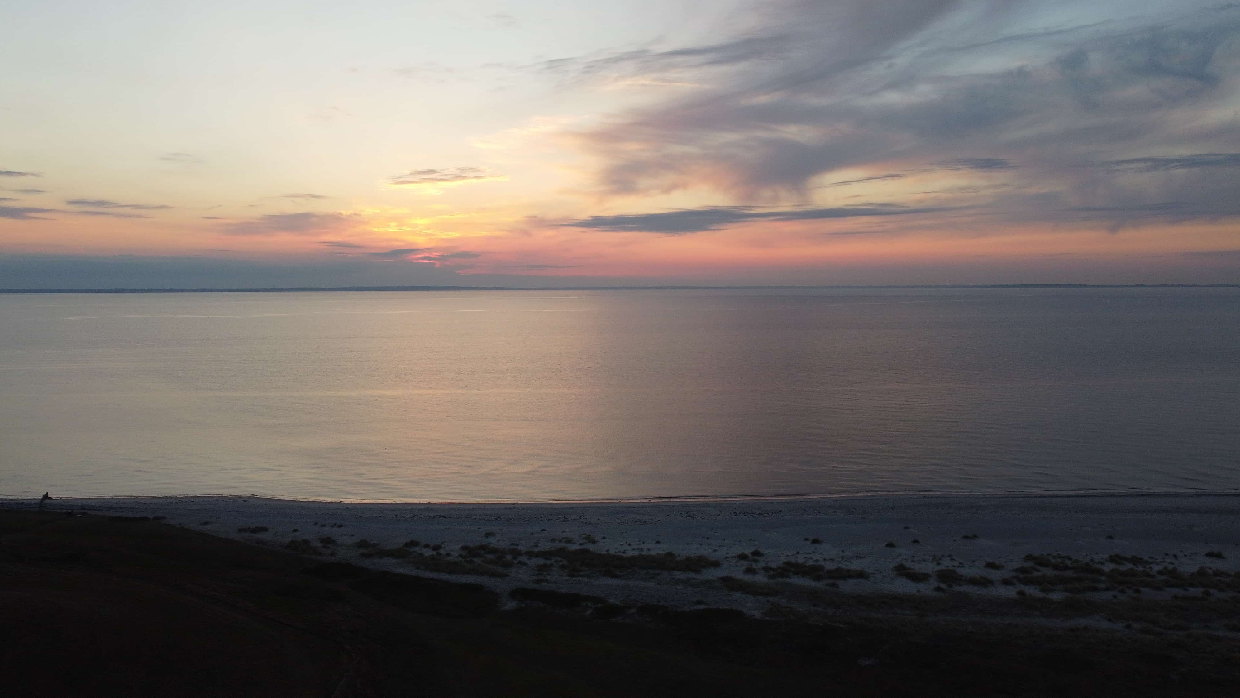 Solnedgang over en af Samsøs strande