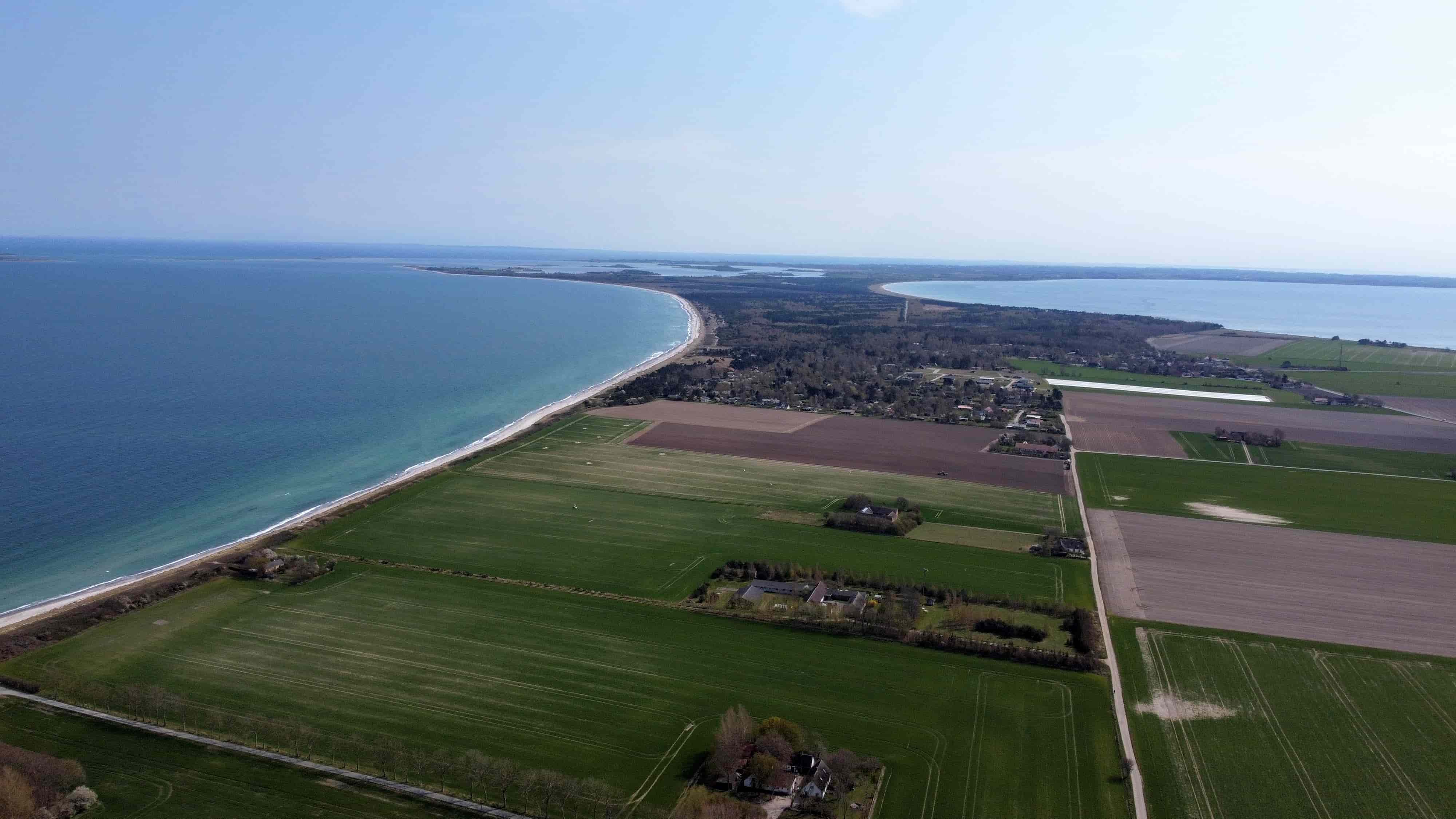 Sælvigbugten og Mårup Østerstrand set fra drone — de to bugte der møder Kattegat