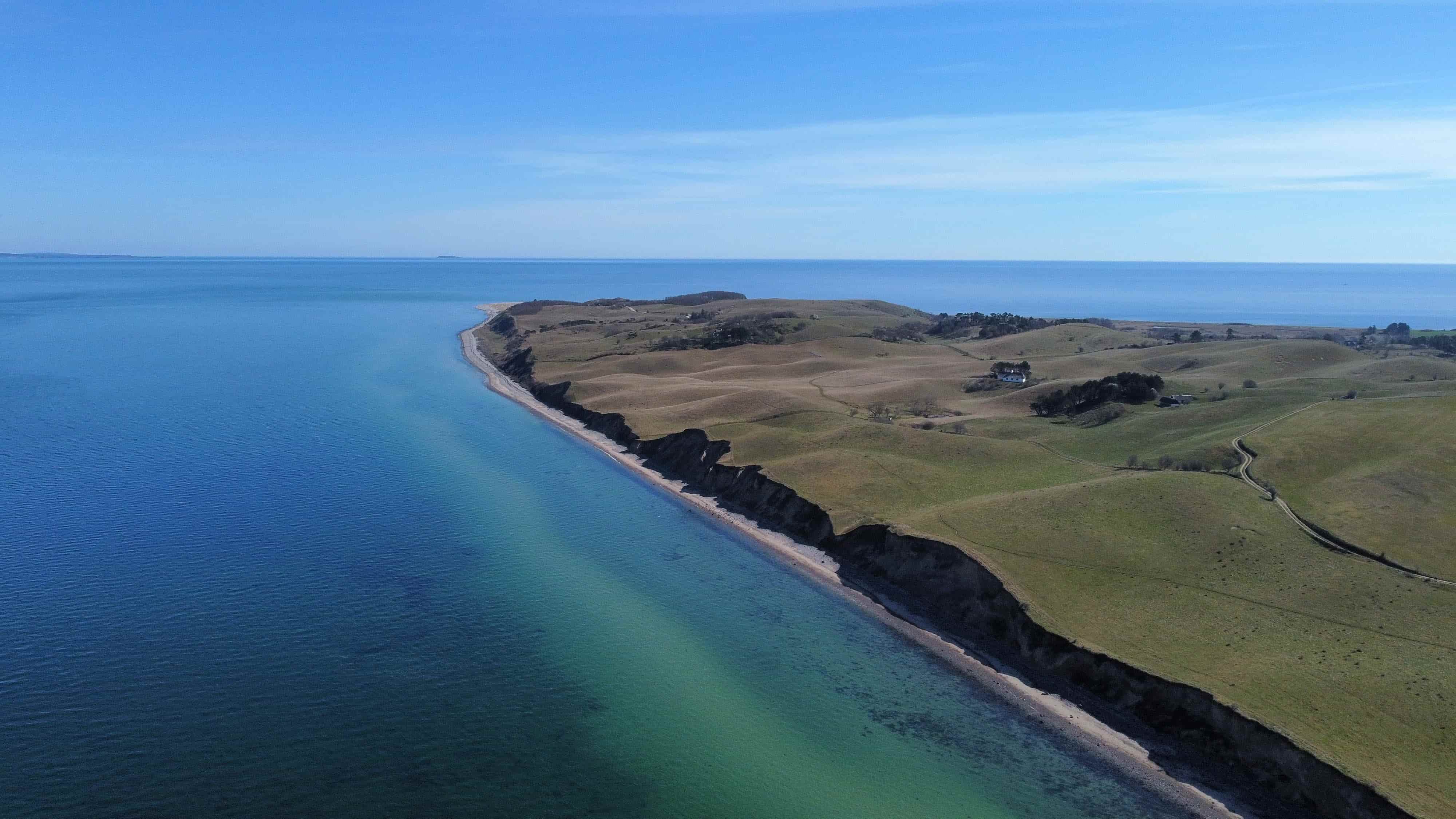 Kystlinjen ved Mågelskår i Nordby Bakker set fra drone
