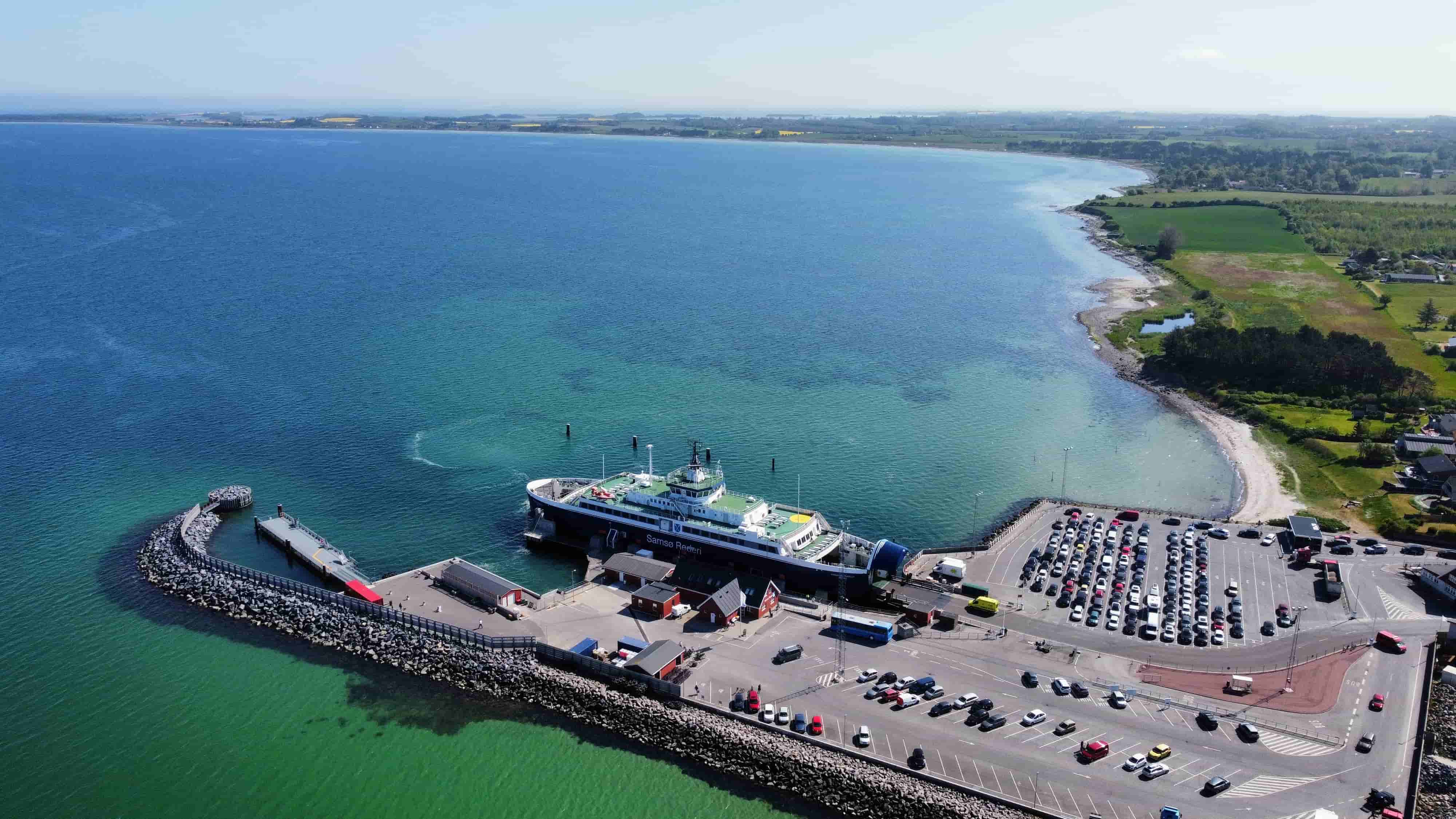 Sælvigbugten set fra luften — den lavvandede strand langs vestkysten